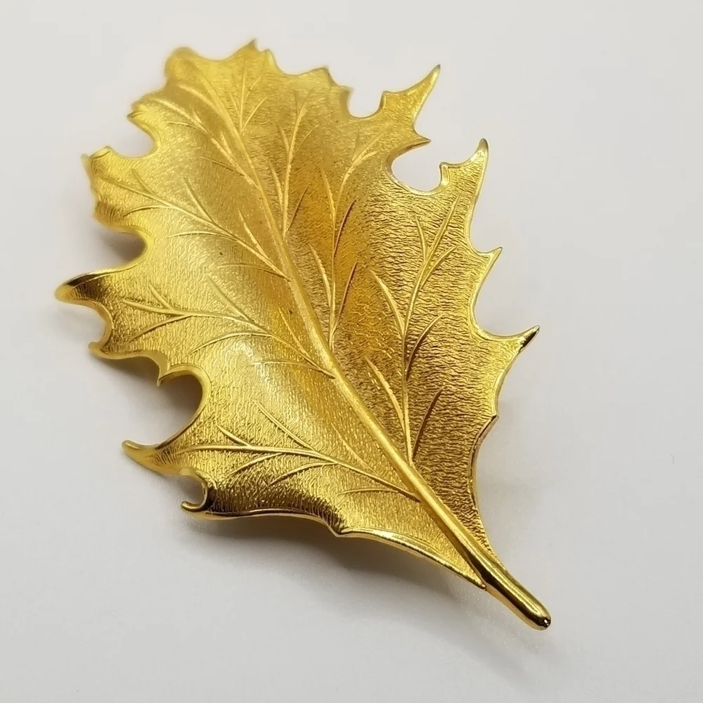 Vintage Giovanni Leaf Gold Tone Bar Pin Brooch Realistic Autumn Signed Nature 3